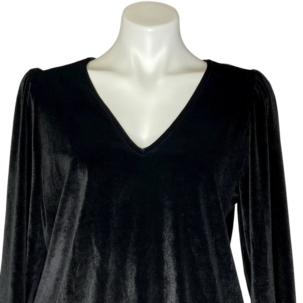 TORRID NWT Bodysuit Black Velvet Long Sleeve V Neckline Size 1 - Picture 2 of 16